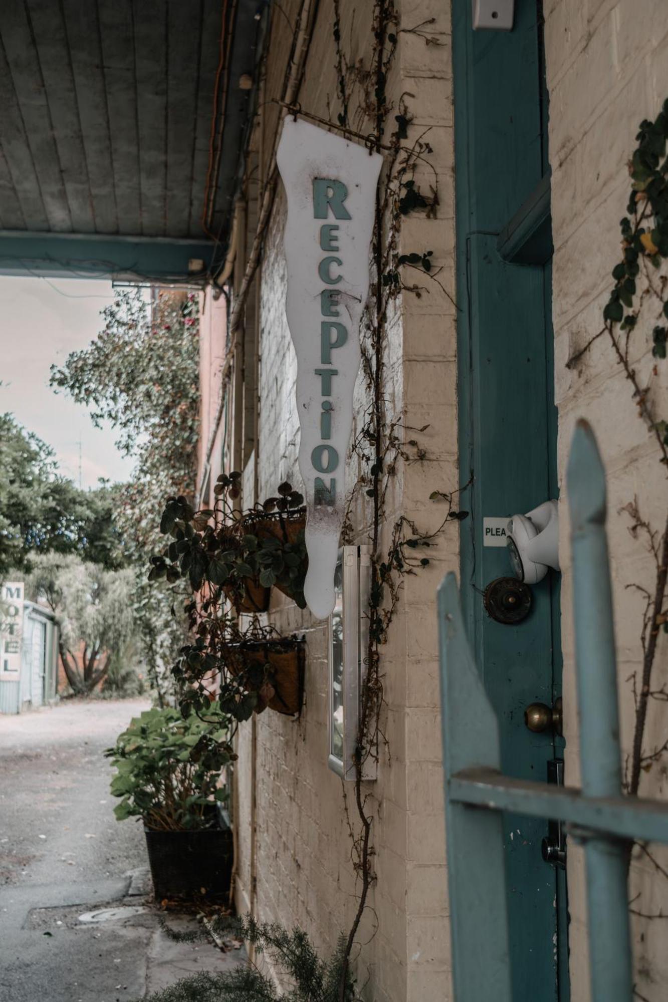 La Cochon Rose Motel Saint Arnaud Exterior photo